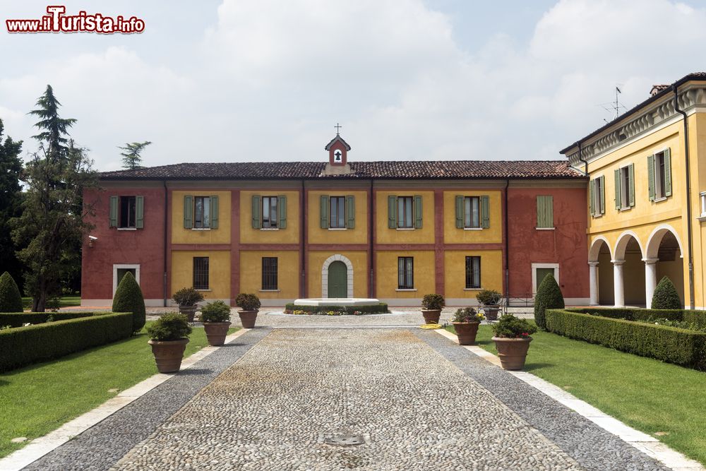 Immagine Un palazzo storico con splendido giardino a Leno di Brescia in Lombardia