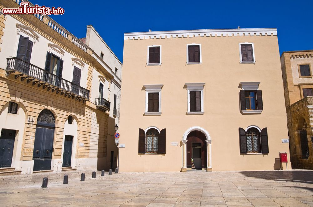 Immagine Un palazzo storico nel centro di Brindisi, Puglia. Affacciata sul mare Adriatico, questa cittadina della Pugia vanta testimonianze artistiche e architettoniche di grande importanza.