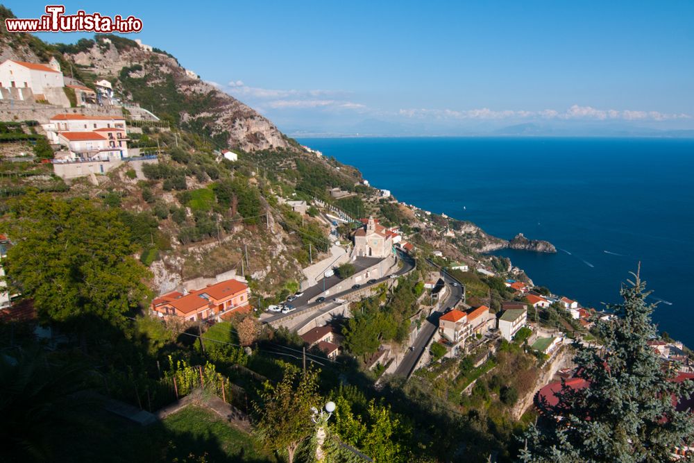 Immagine Un panorama dall'alto del borgo campano di Furore, Costa d'Amalfi.