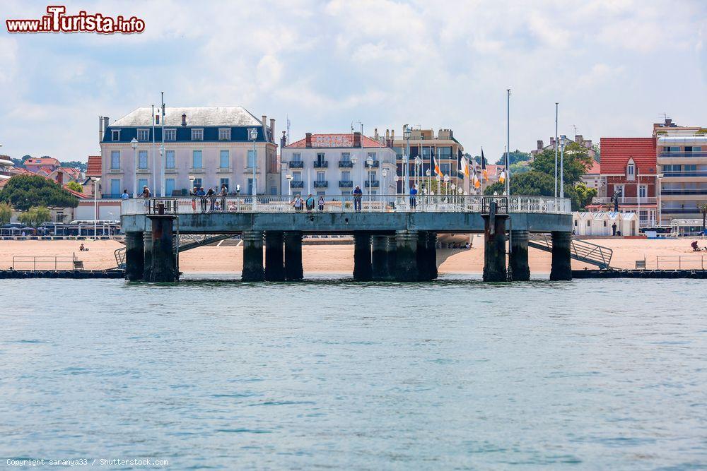 Immagine Un panorama degli edifici nel centro di Port City, nei pressi di Bordeaux, da una barca da pesca nel bacino d'Arcachon, Francia - © saranya33 / Shutterstock.com