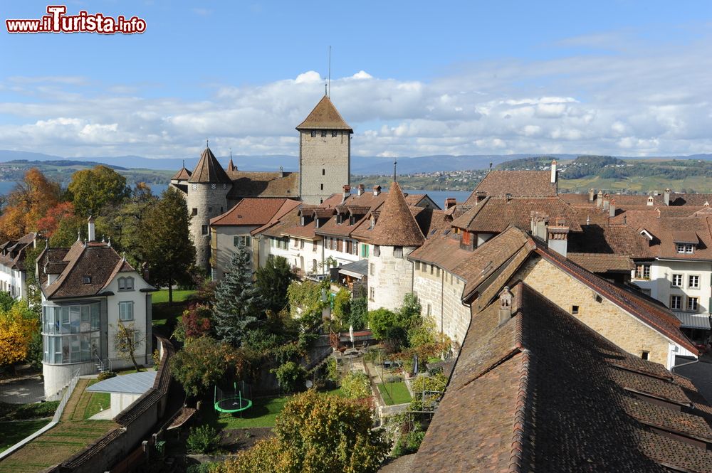 Immagine Un panorama della città medievale di Murten, Svizzera. E' conosciuta per le fortificazioni, le torte (la Nidel Kurchen alla crema) e gli elefanti.