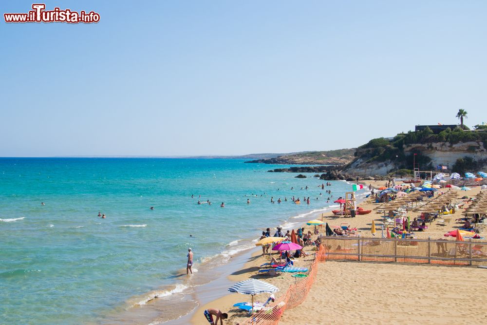 Immagine Un panorama della spiaggia nei pressi di Avola, Sicilia. In estate questa spiaggia di sabbia finissima diventa una delle mete preferite per turisti e abitanti.