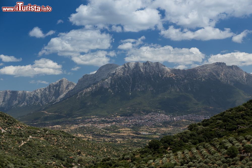 Immagine Un panorama sconfinato attende i visitatori della regione di Dorgali con il Supramonte sullo sfondo