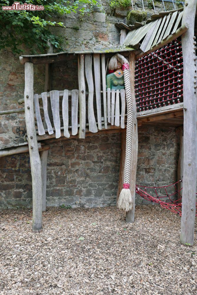Immagine Un parco giochi per bambini con una attrazione a tema dei Fratelli Grimm e la favola di Rapunzel - © Dietlinde B. DuPlessis / Shutterstock.com