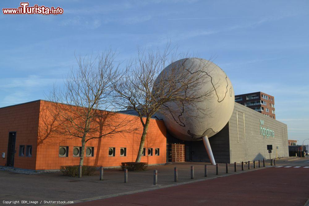 Immagine Un parco per trampolini indoor in un moderno edificio di Ostenda, Belgio - © DDH_image / Shutterstock.com