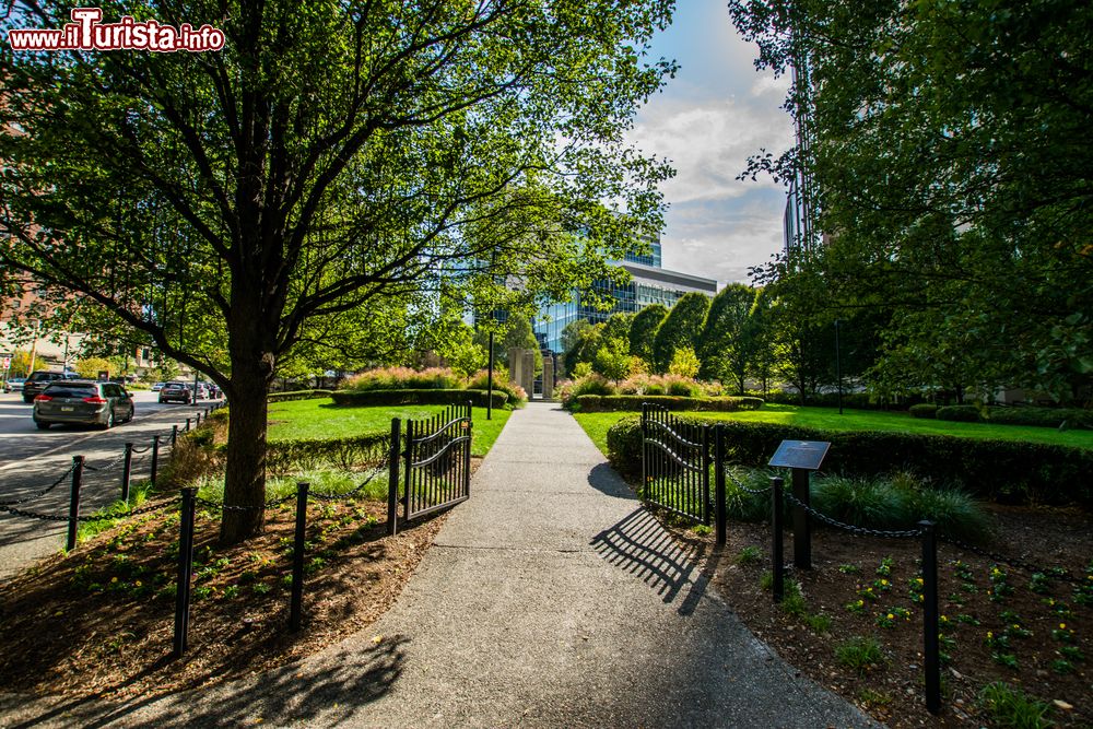 Immagine Un parco pubblico nella downtown di Pittsburgh, Pennsylvania (USA). Qui si può passeggiare e riposare all'ombra degli alberi durante le calde giornate afose.