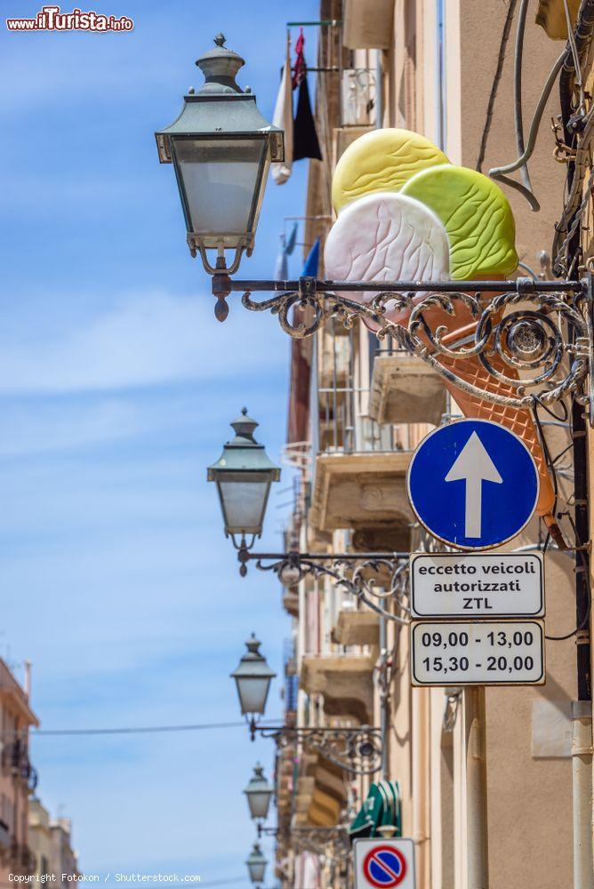 Immagine Un particolare dei lampioni nelle strade di Trapani in Sicilia - © Fotokon / Shutterstock.com