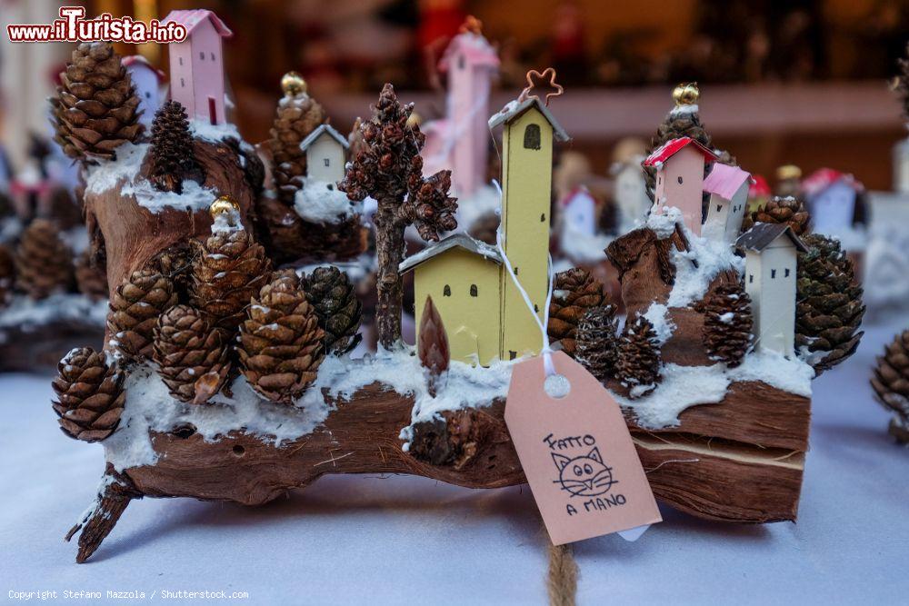 Immagine Un particolare dei mercatini di Natale a Follina: la manifestazione Colori d'Inverno si svolge nel centro storico del borgo - © Stefano Mazzola / Shutterstock.com