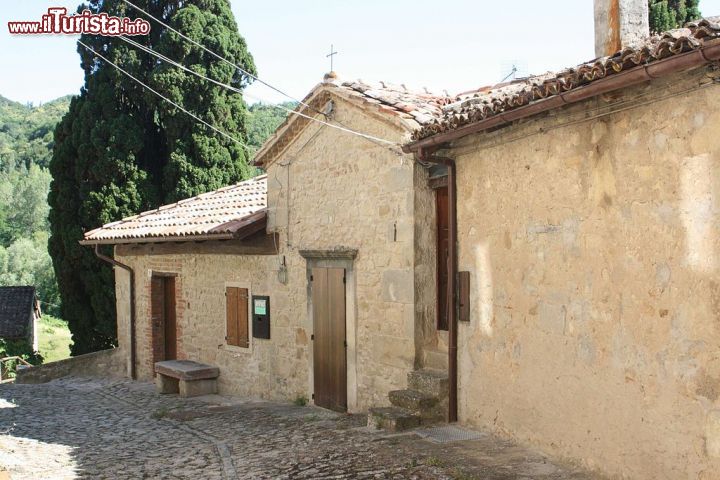Immagine Un particolare architettonico del borgo de La Scola di Vimignano a Grizzana Morandi  - © Carlo Pelagalli / Wikipedia