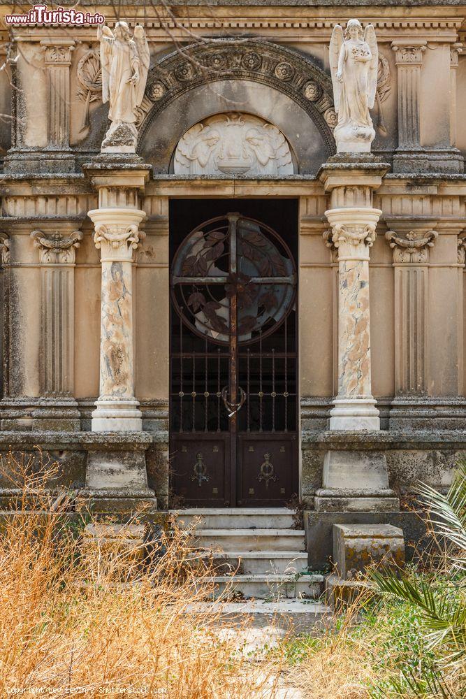Immagine Un particolare del cimitero di Paternò in Sicilia - © Lev Levin / Shutterstock.com