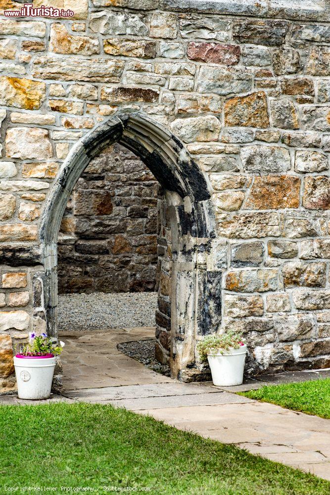 Immagine Un particolare del Donegal Castle, il castello della città di Donegal in Irlanda - © Kelleher Photography / Shutterstock.com