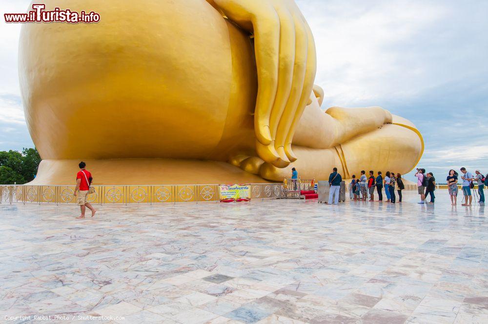 Immagine Un particolare del Grande Buddha di Ang Thong, Thailandia. Con i suoi 93 metri di altezza questa statua colossale situata all'interno del monastero di Wat Muang è la più alta della Thailandia e la settima del mondo. I lavori di costruzione sono durati 18 anni, dal 1990 al 2008 - © Rabbit_Photo / Shutterstock.com