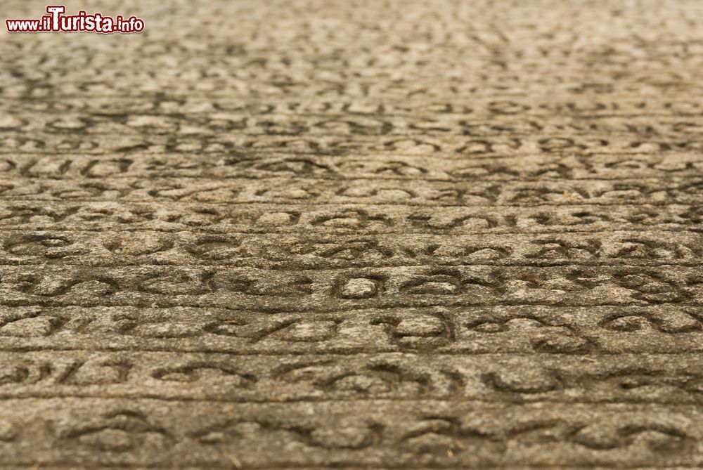 Immagine Un particolare del Libro di Pietra del re Nissankamala a Polonnaruwa, Sri Lanka. E' un enorme blocco di pietra alto 1,40 metri e 8 di lunghezza per un peso di circa 25 tonnellate. E' ornato da bassorilievi e reca incise iscrizioni che esaltano le doti e le virtù del re oltre che le sue conquiste effettuate soprattutto in India.