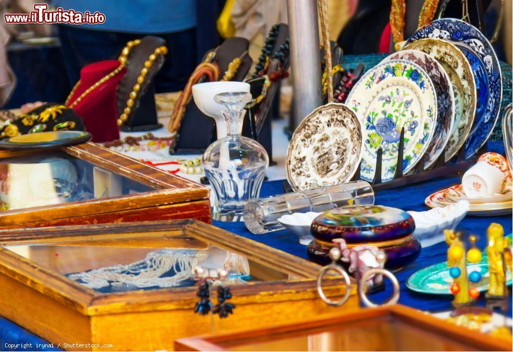 Immagine Un particolare del mercato delle pulci di Pietrasanta in Versilia, Toscana - © iryna1 / Shutterstock.com