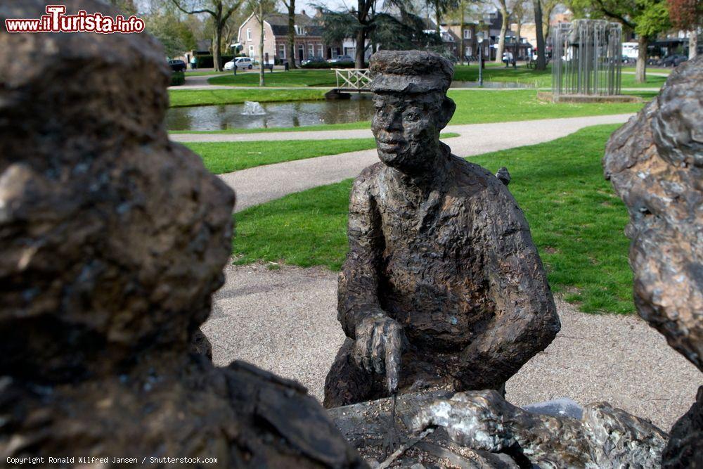 Immagine Un particolare del monumento ai mangiatori di patate di Van Gogh a Nuenen, in Olanda - © Ronald Wilfred Jansen / Shutterstock.com