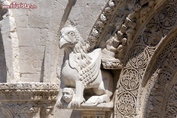 Immagine La fotografia di un particolare del portale ingresso della cattedrale di Ruvo in Puglia, finemente scolpito - © Claudio Giovanni Colombo / Shutterstock.com