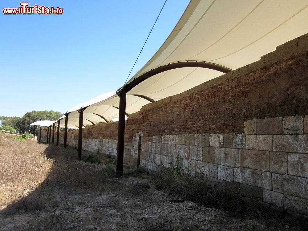 Immagine Un particolare del sito archeologico delle mure Timoleontee di Gela, rovine della Magna Grecia in Sicilia