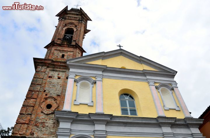 Immagine Un particolare del villaggio di La Morra, Cuneo, Piemonte. La chiesa cittadina affiancata dalla torre campanaria costruita in mattoni