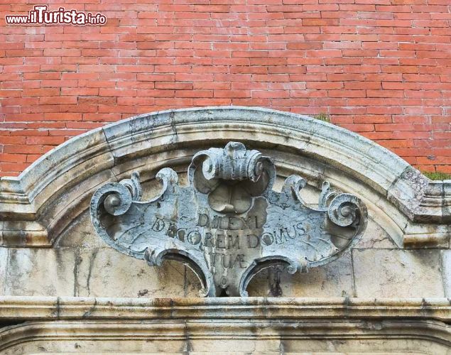 Immagine Un particolare della facciata della chiesa dell'Assunta a Moliterno - © Mi.Ti. / Shutterstock.com