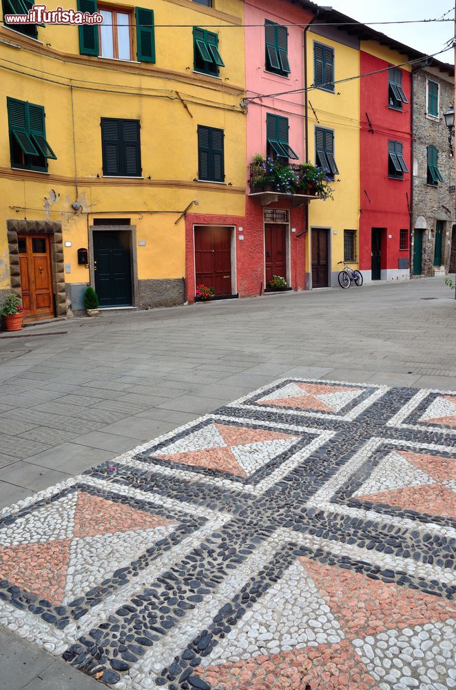 Immagine Un particolare della pavimentazione a mosaico di Brugnato, La Spezia, Italia. Il Comune fa parte del circuito dei borghi più belli d'Italia.