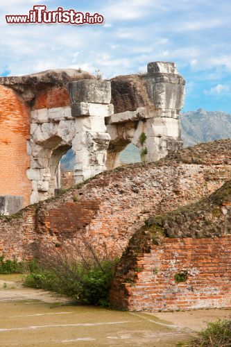 Immagine Un particolare della struttura dell'anfiteatro romano di Santa Maria Capuavetere in Campania - © Gabriela Insuratelu / Shutterstock.com