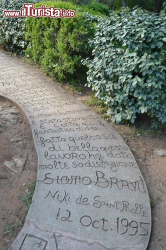 Immagine Un percorso all'interno del Giardino dei Tarocchi di Capalbio, Toscana.  L'area artistica si trova sul versante meridionale della collina di Garavicchio, nella Maremma toscana.