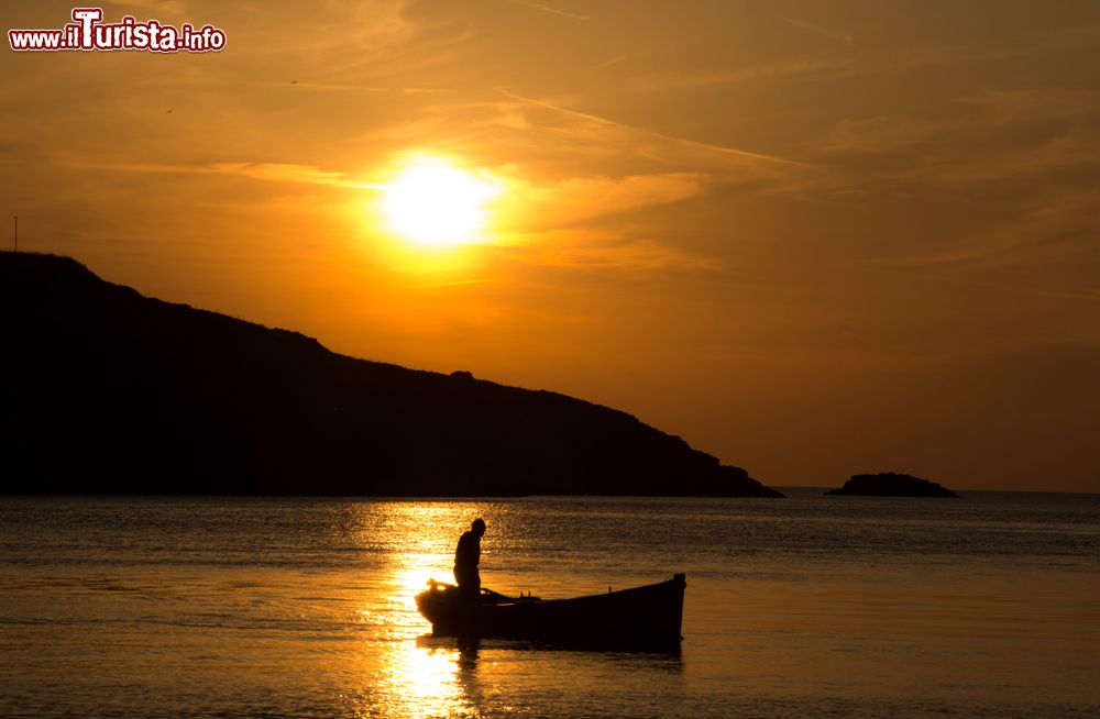 Immagine Un pescatore al tramonto, isola di Kythnos in Grecia, arcipelago delle Cicladi