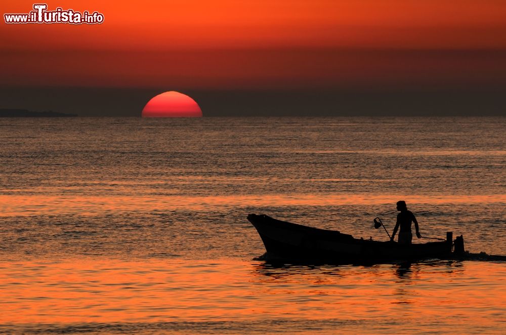 Immagine Un pescatore al tramonto sul mare di Terrasini in Sicilia