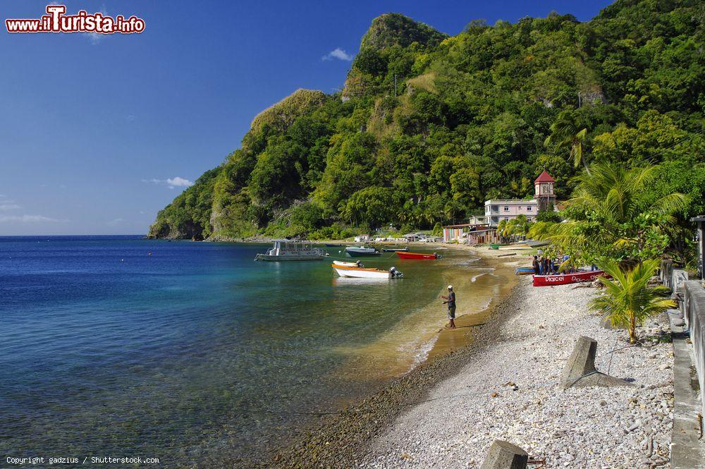 Immagine Un pescatore all'opera sulla spiaggia di Soufriere in Dominica - © gadzius / Shutterstock.com