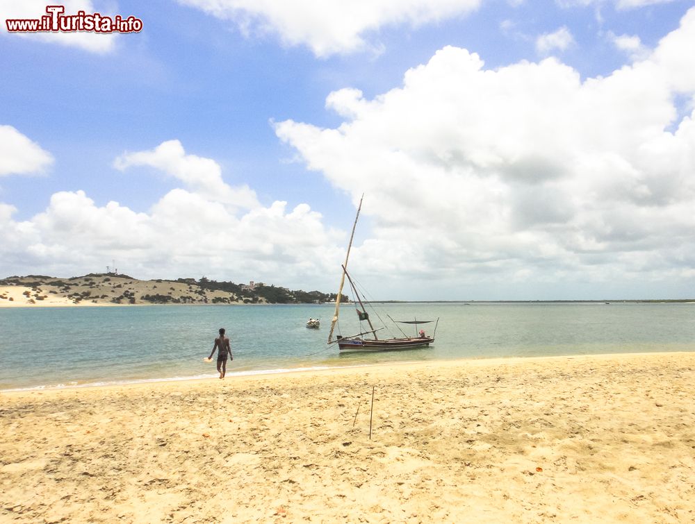 Immagine Un pescatore con la sua barca davanti alla spiaggia di Manda Island, Kenya, Africa.