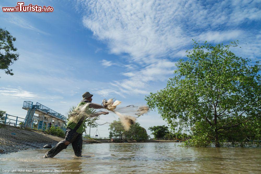 Immagine Un pescatore di un villaggio nel Kedah getta la  sua rete da pesca - © Mohd Razz Rozzfaisal / Shutterstock.com