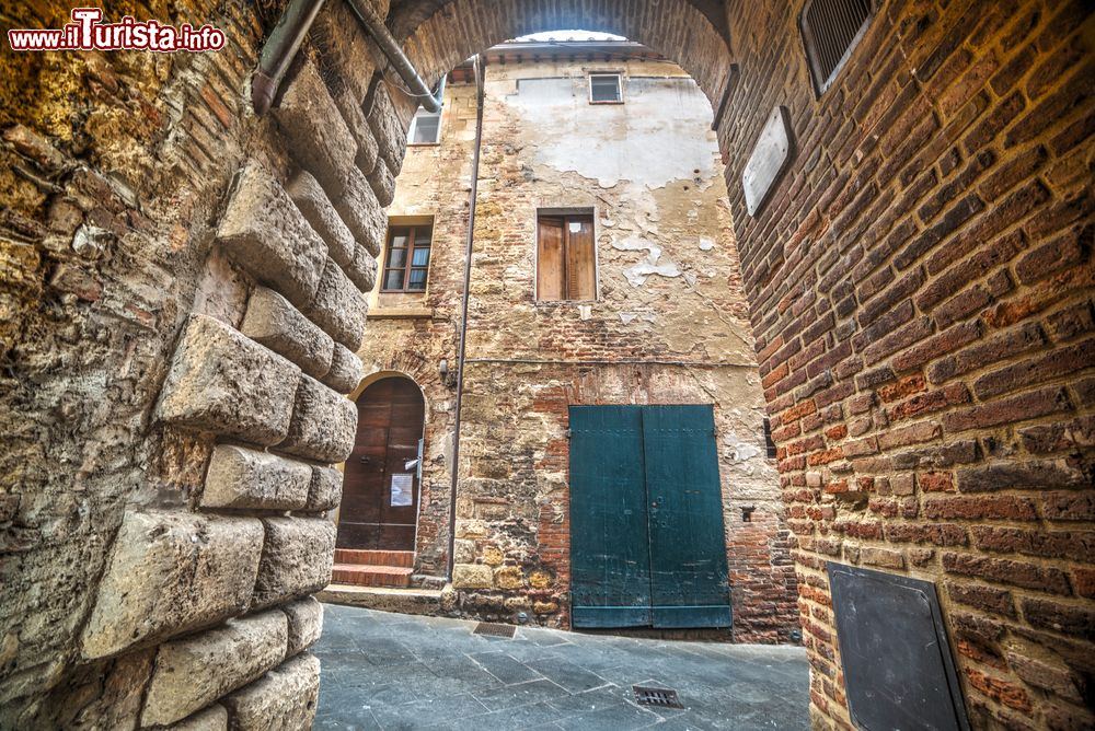 Immagine Un piccolo arco nel centro storico di Montepulciano, Toscana, Italia. Un pittoresco scorcio fotografico fra le antiche vie della città.