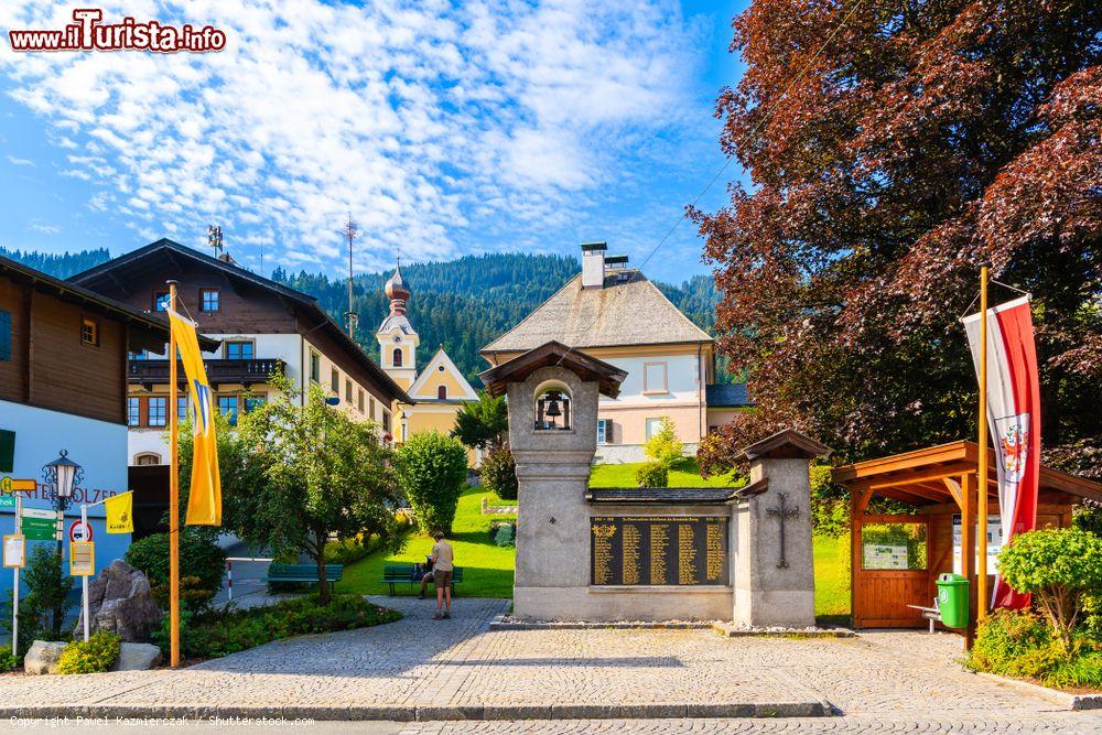 Immagine Un piccolo edificio religioso nella piazza del villaggio di Going am Wilden Kaiser, Tirolo (Austria)  - © Pawel Kazmierczak / Shutterstock.com