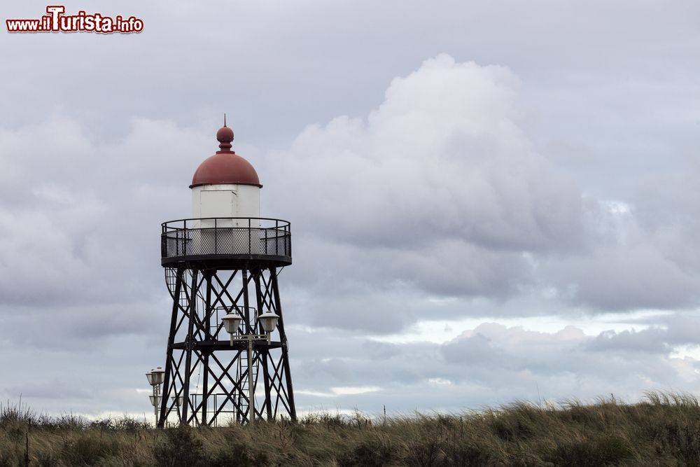 Immagine Un piccolo faro sulla costa di Scheveningen in Olanda