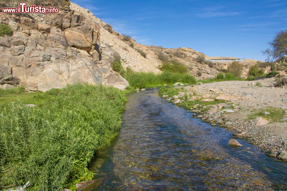 Immagine Un piccolo fiume in una valle nei pressi di Ta'if, Arabia Saudita. Siamo a 1800 metri sul livello del mare, sui fianchi della catena montuosa del Sarat.