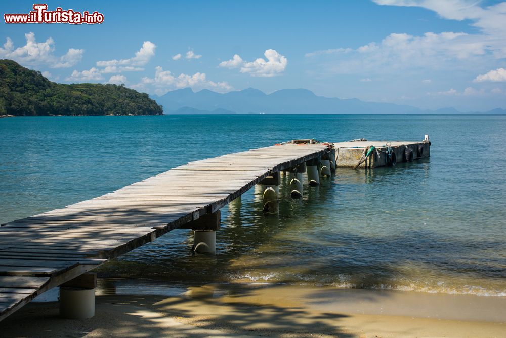 Immagine Un piccolo molo a Mangues Beach, Ilha Grande, a sud dello stato di Rio de Janeiro, Brasile.