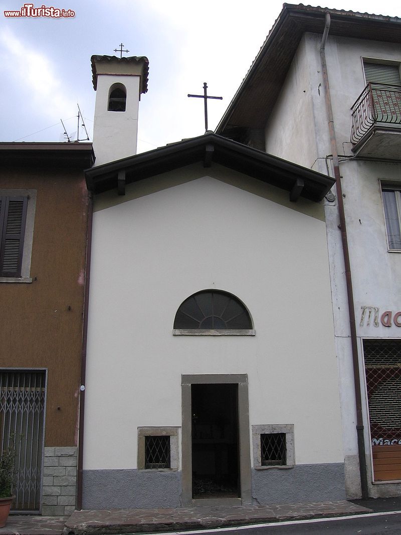 Immagine Un piccolo Santuario nel villaggio di Casazza in provincia di Bergamo, Lombardia - © Ago76 - CC BY-SA 3.0, Wikipedia