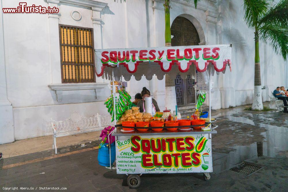 Immagine Un piccolo stand gastronomico con elotes e esquites nel centro storico di Veracruz, Messico - © Aberu.Go / Shutterstock.com
