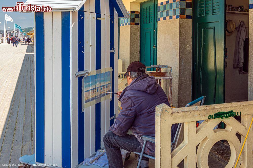 Immagine Un pittore decora una cabina sul lungomare di Deauville, Normandia (Francia) - © Jacky D / Shutterstock.com