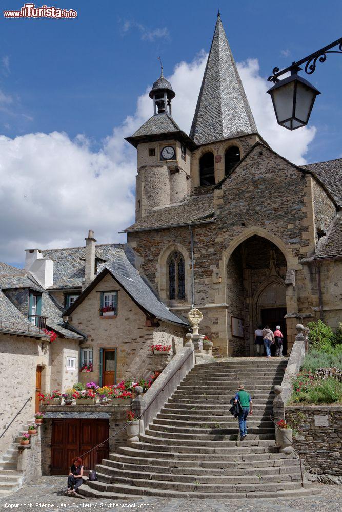 Immagine Un pittoresco angolo del borgo di Estaing, Francia. La chiesa di Saint Fleuret sorge in cima a una rampa di scale vicino all'ingresso del castello  - © Pierre Jean Durieu / Shutterstock.com