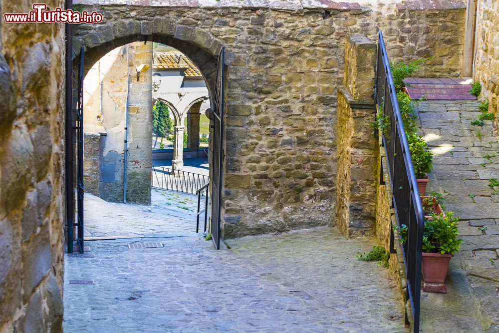 Immagine Un pittoresco angolo del borgo toscano di Castiglion Fiorentino, provincia di Arezzo. Insediamento di origine etrusca, il borgo è diventato in seguito un antico centro medievale.
