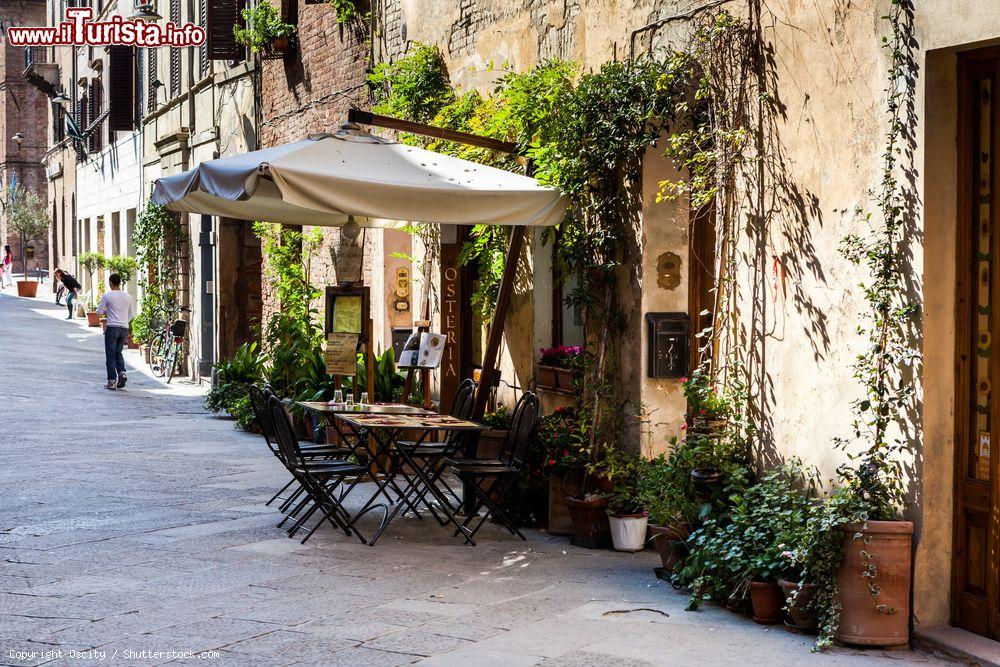 Immagine Un pittoresco angolo del centro storico di Buonconvento, Toscana - © Oscity / Shutterstock.com