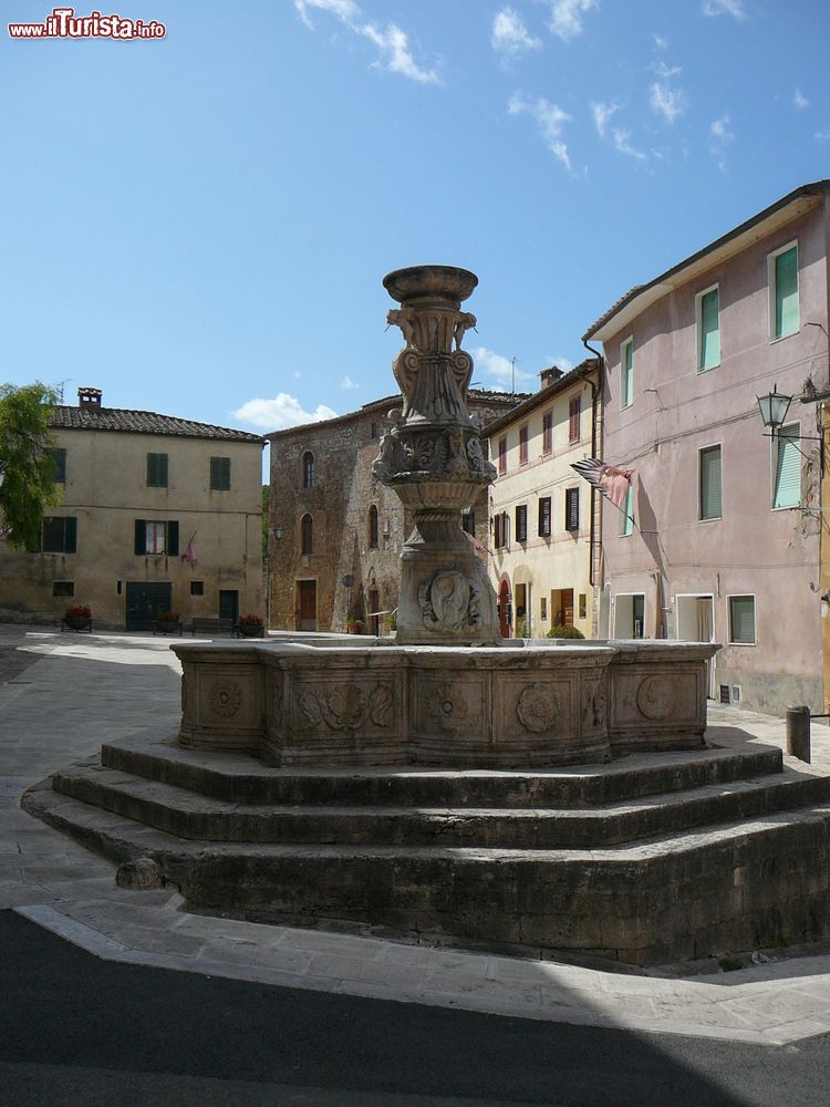 Immagine Un pittoresco angolo del cuore di Asciano, Crete senesi, Toscana. Il centro storico di questo borgo, definito "piccolo regno di grandi memorie", ospita opere artistiche che vanno da cimeli etruschi a edifici medievali e palazzi rinascimentali.