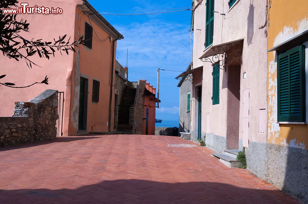 Immagine Un pittoresco angolo del piccolo villaggio di Tellaro vicino a Lerici, La Spezia, Italia. Il paese è legato alla leggenda di un polpo che si avvicinò al porto suonando le campane della chiesa per avvisare gli abitanti dell'arrivo dei saraceni.