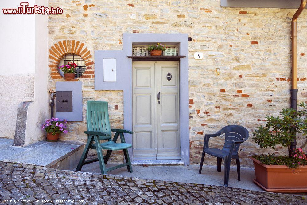 Immagine Un pittoresco angolo del villaggio di Murazzano, provincia di Cuneo, Piemonte - © Steve Sidepiece / Shutterstock.com