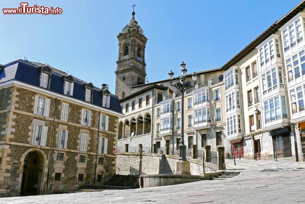 Immagine Un pittoresco angolo di Vitoria Gasteiz, Spagna: il capoluogo basco possiede un vecchio centro storico in cui è possibile scoprire scorci romantici.