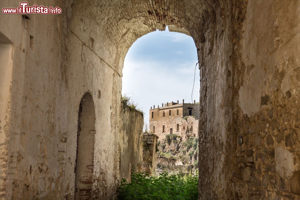 Immagine Un pittoresco angolo panoramico di Craco, Matera, Basilicata. Nel 2010 la cittadina è entrata a far parte della lista dei monumenti da salvaguardare redatta dalla World Monuments Fund.