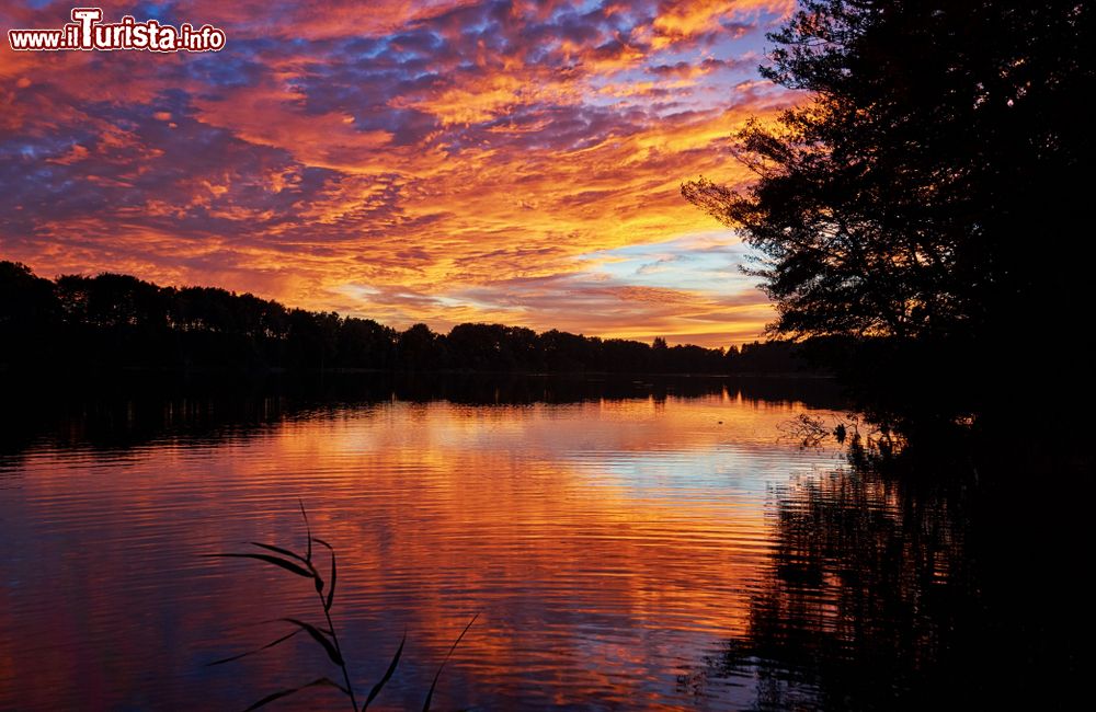Immagine Un pittoresco cielo al tramonto nei pressi di un lago, Meclemburgo-Pomerania (Germania).