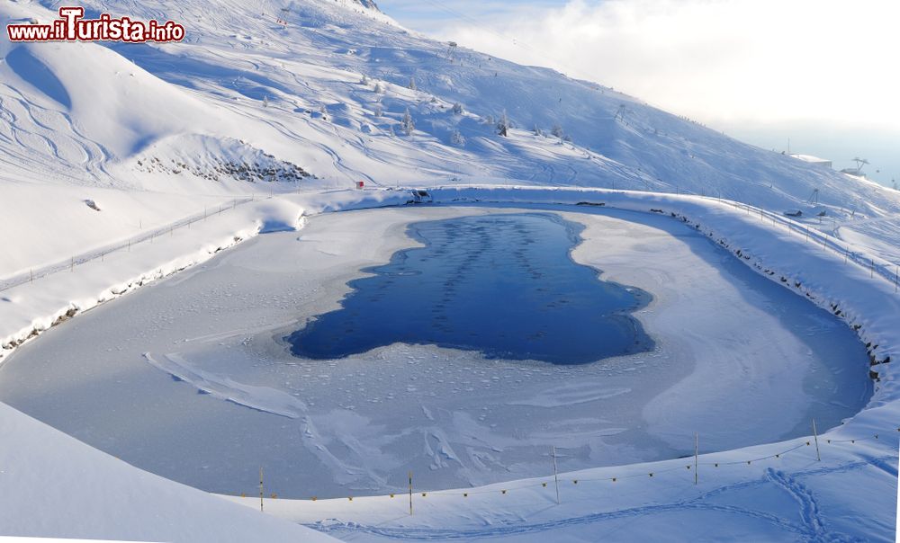 Immagine Un pittoresco lago ghiacciato a Rothorn nel villaggio svizzero di Lenzerheide. Siamo nel Canton Grigioni, in un'importante stazione sciistica.