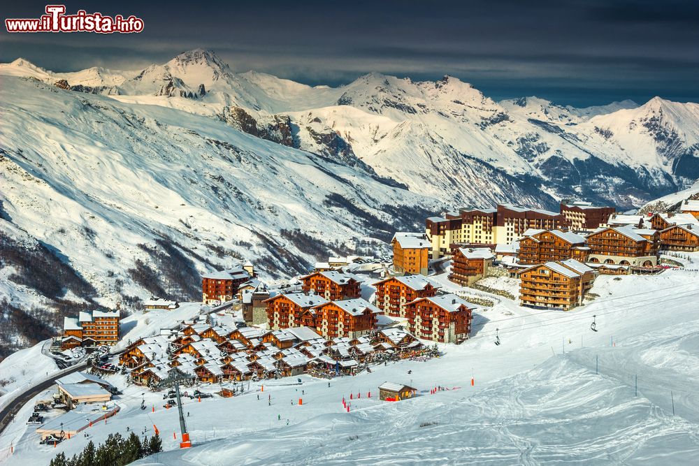 Immagine Un pittoresco paesaggio invernale di Les Menuires, Francia, al tramonto. Siamo in una delle località più rinomate dagli sciatori e dagli snowboarders italiani.